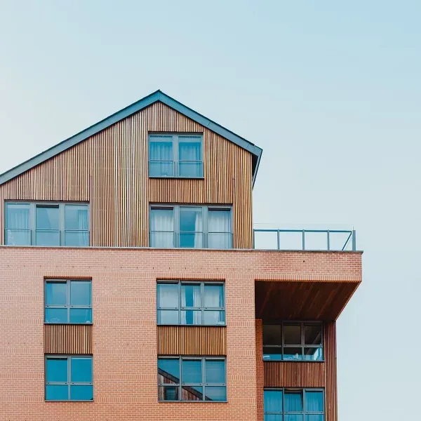 Blich auf die Fassade eines Hauses mit neuen Fenstern in München